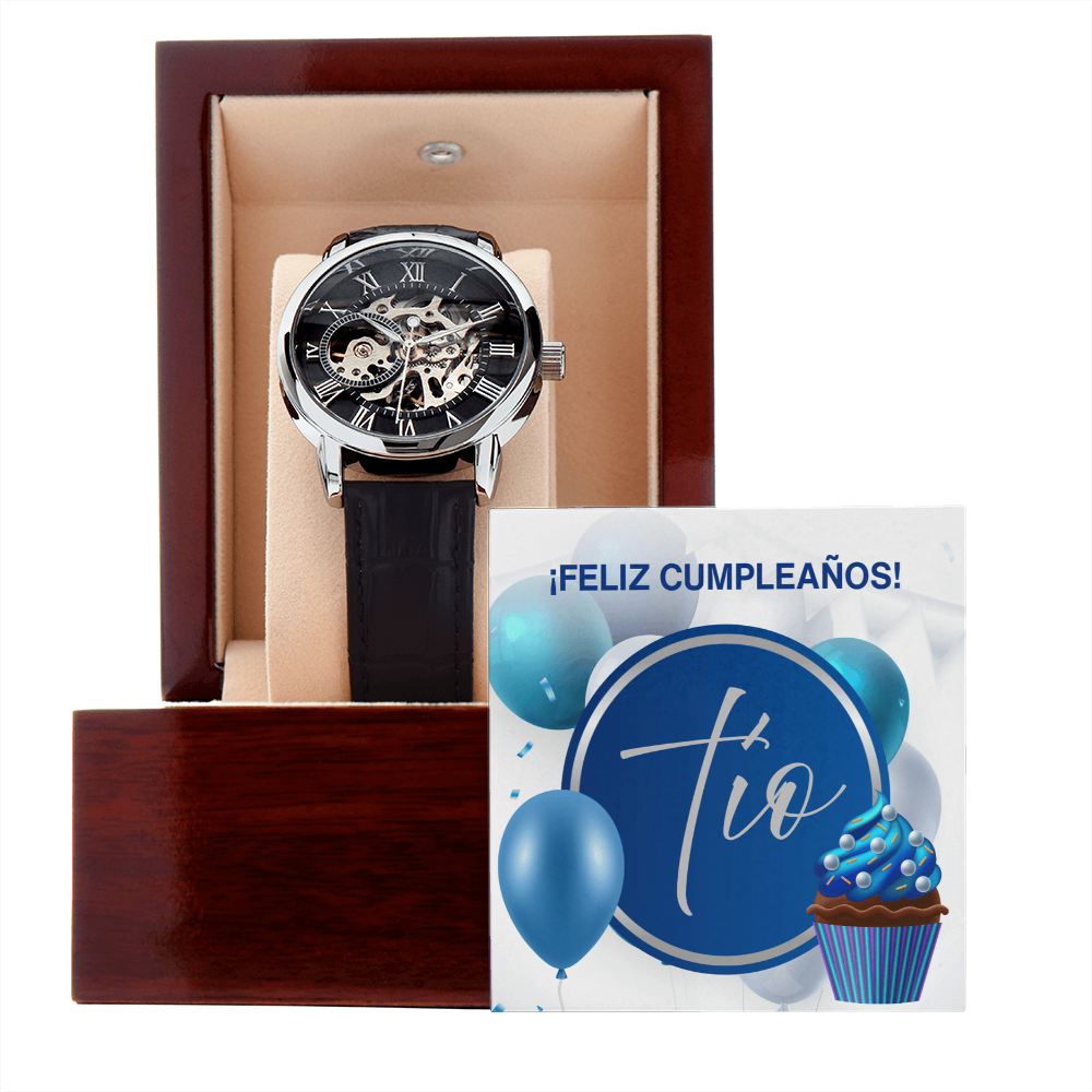 Reloj de pulsera analógico para hombre con mecanismo visible, dentro de un estuche de madera de color marrón oscuro sobre fondo blanco, junto a una tarjeta azul de "¡Feliz Cumpleaños! Tío" con globos y un cupcake.